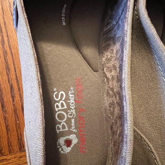 Women's BOBs Tan Slip-On Flat Shoe Size 11 (NEVER WORN!) - Picture 2 of 3